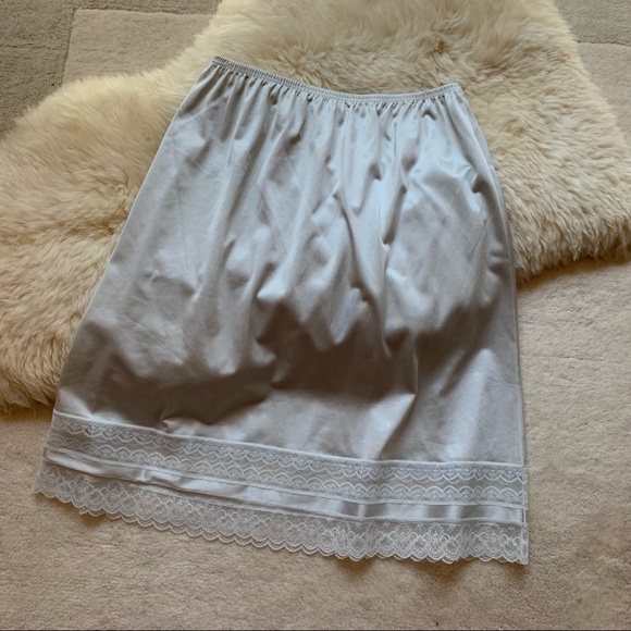 Vintage Lingerie Slip Eggshell Creme Skirt Lace Trim Granny Core Nylon 60s